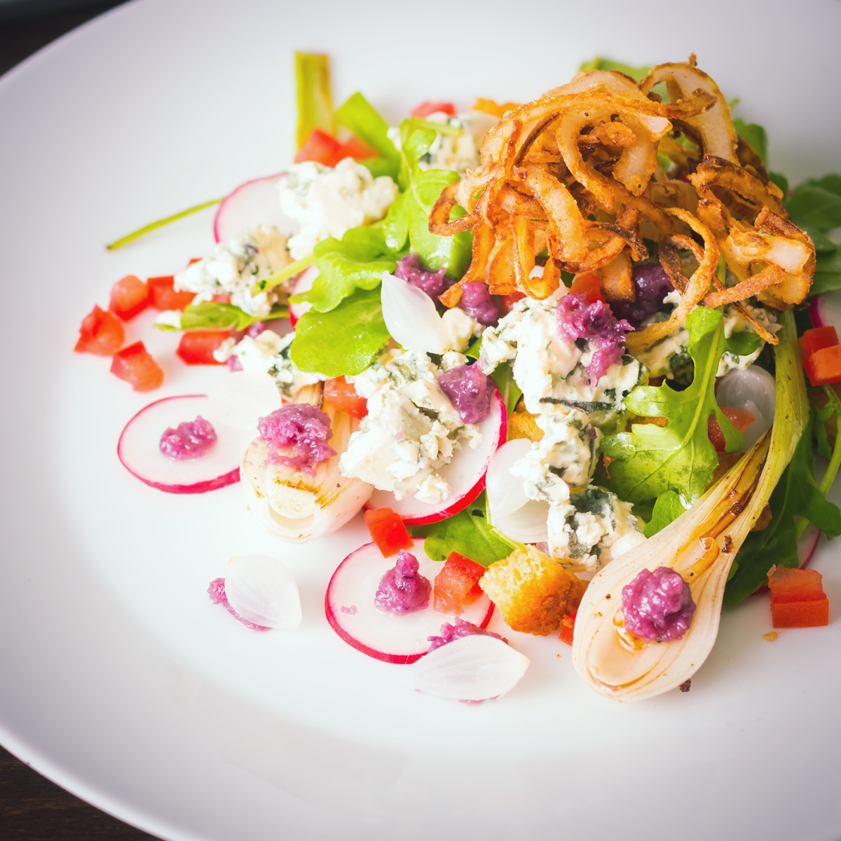 Blue Cheese and Onion Salad with Arugula Krumpli