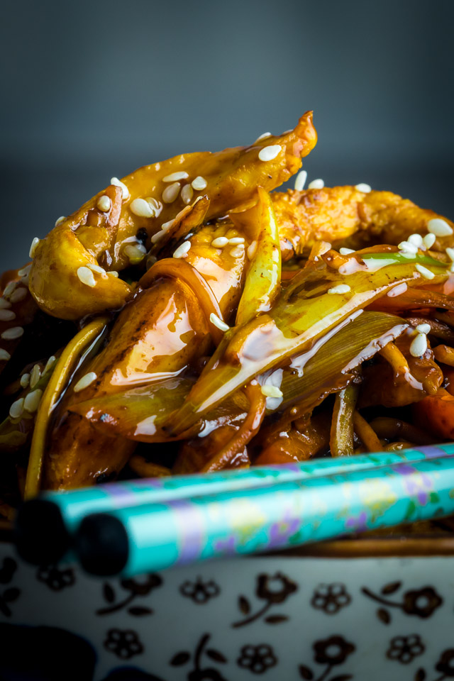Chicken Lo Mein Chicken Lo Mein is a perennial takeaway favourite, my fakeaway version is fit for eating well before the delivery guy can get to you!