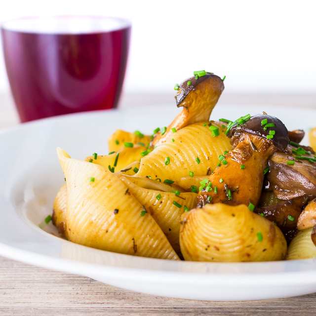 Balsamic Mushroom Pasta Mushrooms lend themselves so well to pasta dishes and this balsamic mushroom pasta features both chestnut mushrooms and 'french horn' mushrooms enriched with butter and Balsamic vinegar.