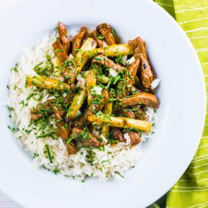 Beef with oyster sauce is an ever-green takeaway favourite, my fakeaway version is ready in just 20 minutes and features wonderful white asparagus!