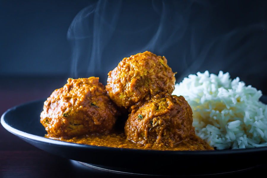 Chicken Kofta Masala, soft Indian chicken meatballs poached in a hot and spicy yet aromatic Indian gravy, fakeaway heaven.