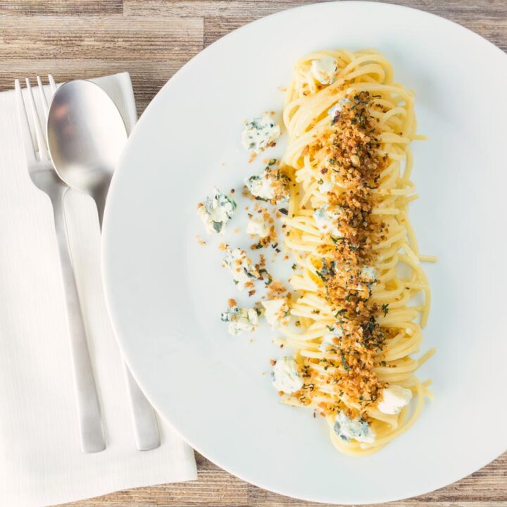 Garlic Spaghetti with Blue Cheese and Sage
