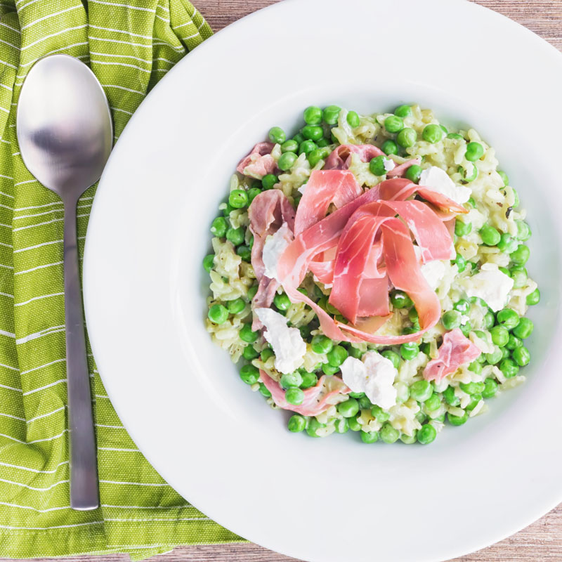 Few flavours work as well together as pea and ham and this pea and ham risotto with goats cheese adds another dimension to that perfect couple!