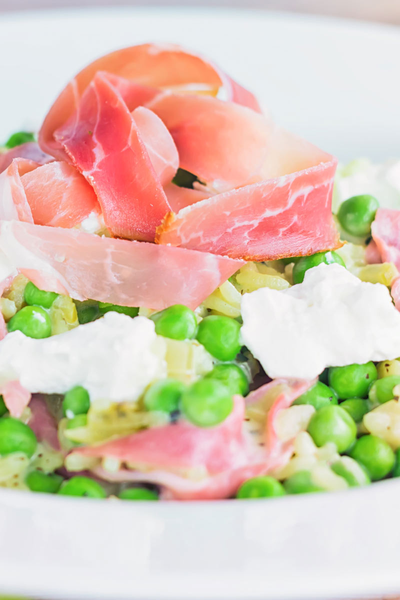 Few flavours work as well together as pea and ham and this pea and ham risotto with goats cheese adds another dimension to that perfect couple!