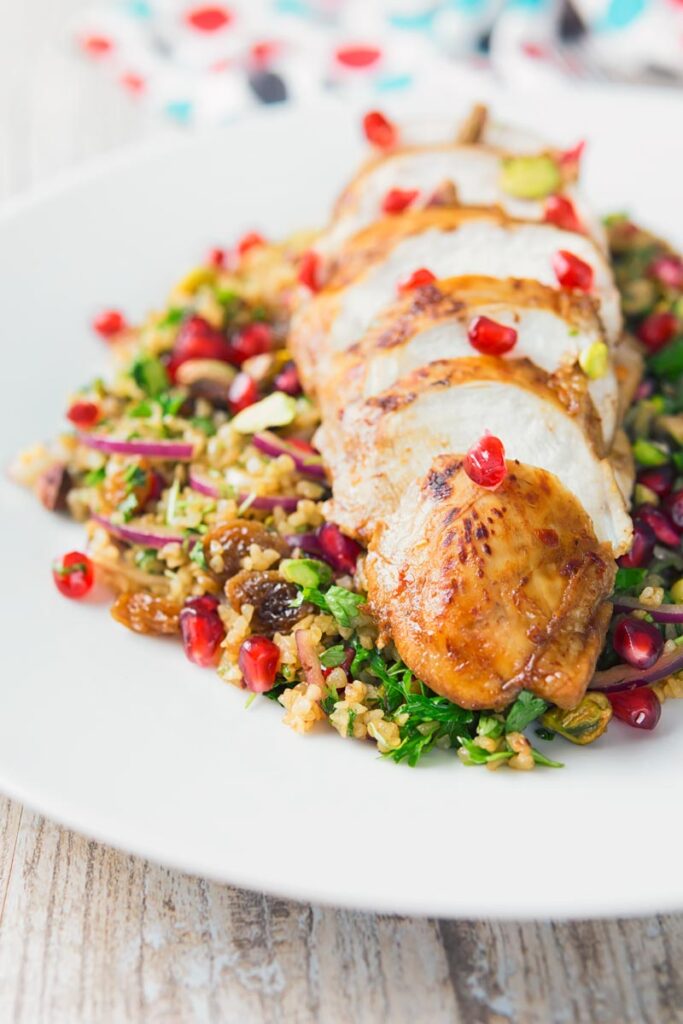  Cette poitrine de poulet à la grenade est mariunadée jusqu'à deux jours et servie sur un lit vibrant de blé boulgour farci d'une saveur glorieuse!