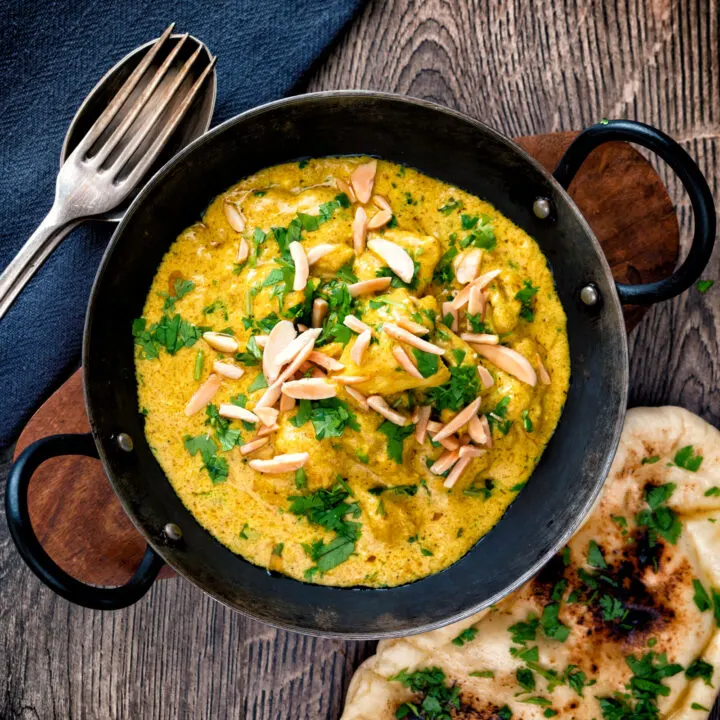 Chicken korma curry garnished with coriander & almonds, served with naan bread.