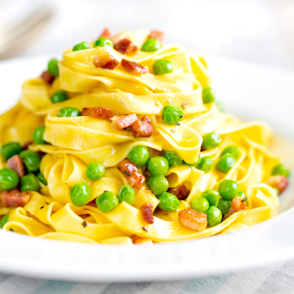 Easy Pasta Carbonara with Peas and Bacon - Krumpli