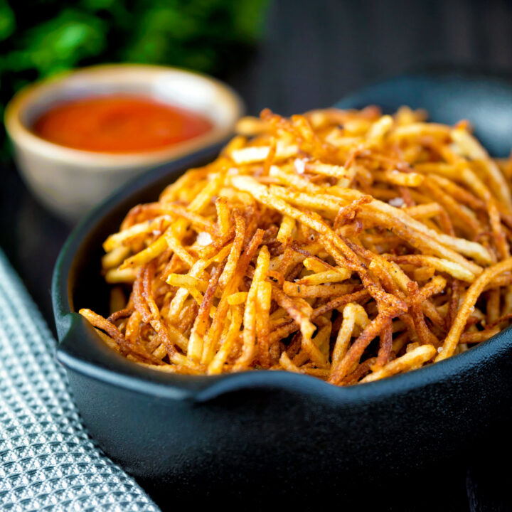 Crispy fried straw or matchstick potatoes served with tomato ketchup.