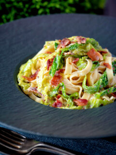 Creamy savoy cabbage pasta with crispy bacon and sour cream.