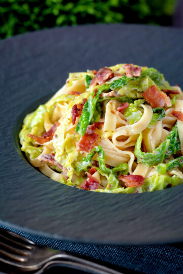 Creamy savoy cabbage pasta with crispy bacon and sour cream.