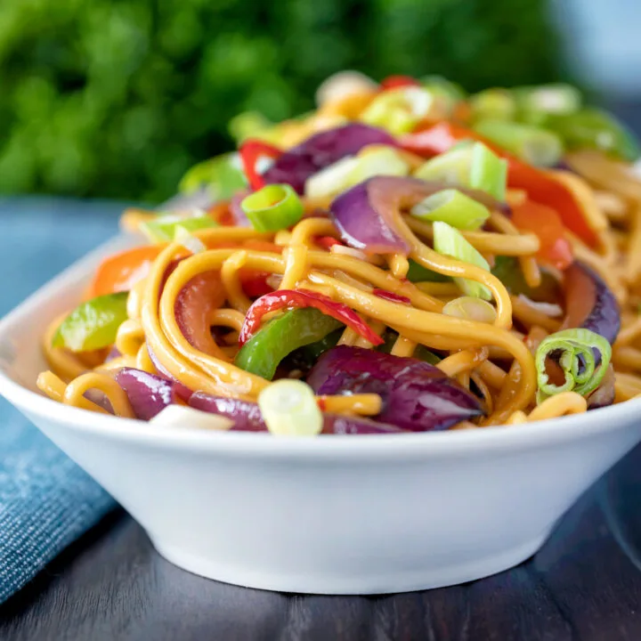 Quick and easy stir fried sweet chilli noodles with peppers, red onions.