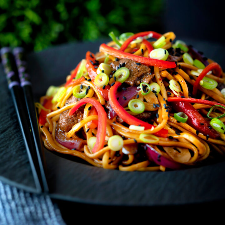 Beef noodle stir fry with sweet chilli sauce, red onions and red peppers.