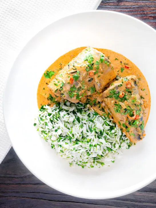 Overhead Thai mackerel choo chee curry served with coriander rice.