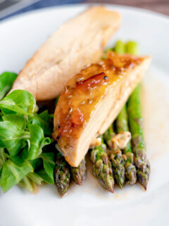 Orange marmalade chicken breast served with asparagus.