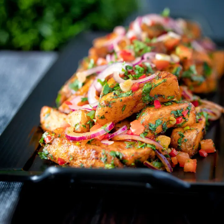 Spicy masala chips or fries topped with onion, tomato, chilli and coriander.