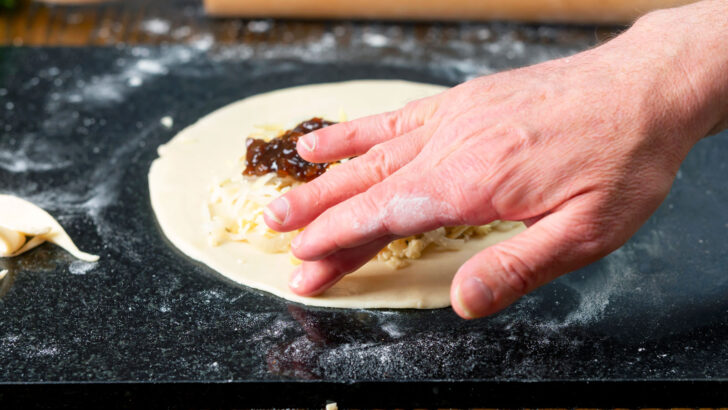 Part 1 of 9: Photographic instructions of how to crimp a British pasty style pie.