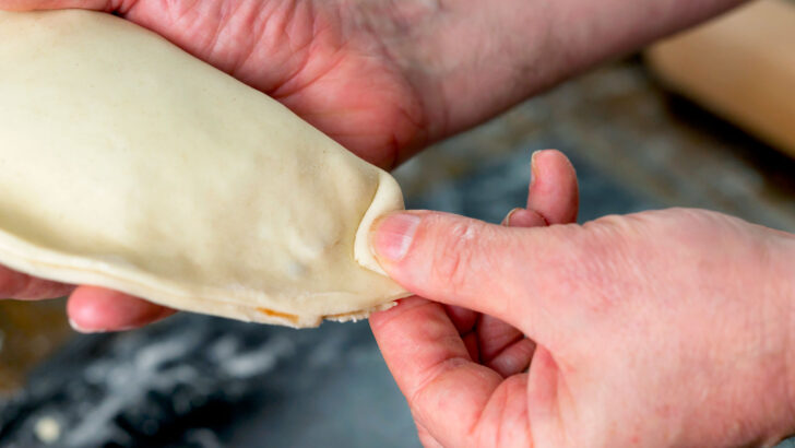 Part 4 of 9: Photographic instructions of how to crimp a British pasty style pie.