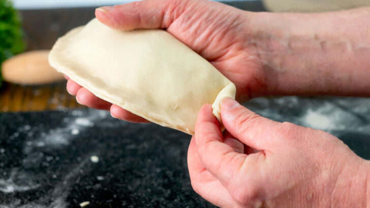 Part 5 of 9: Photographic instructions of how to crimp a British pasty style pie.