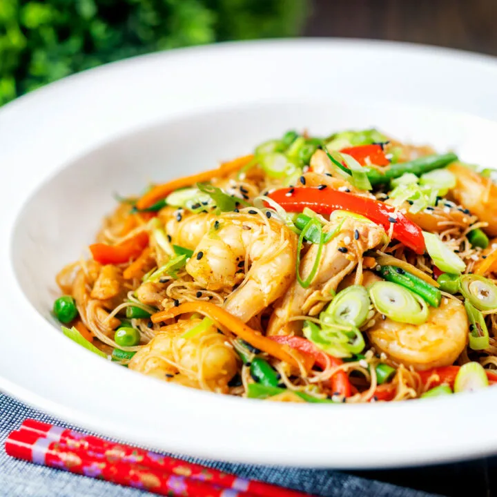 Spicy Singapore chow mein noodles with prawns (shrimp) and chicken.