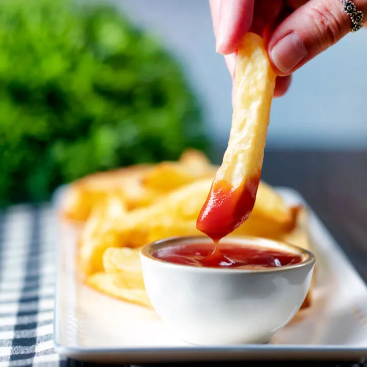 Perfect crispy and golden British style air fryer chips.