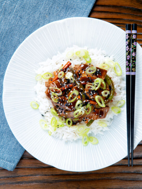 Overhead Chinese takeaway style beef in black bean sauce with green peppers.