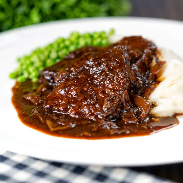 Braised steak and caramalised onions in a rich gravy served with mashed potatoes and peas.