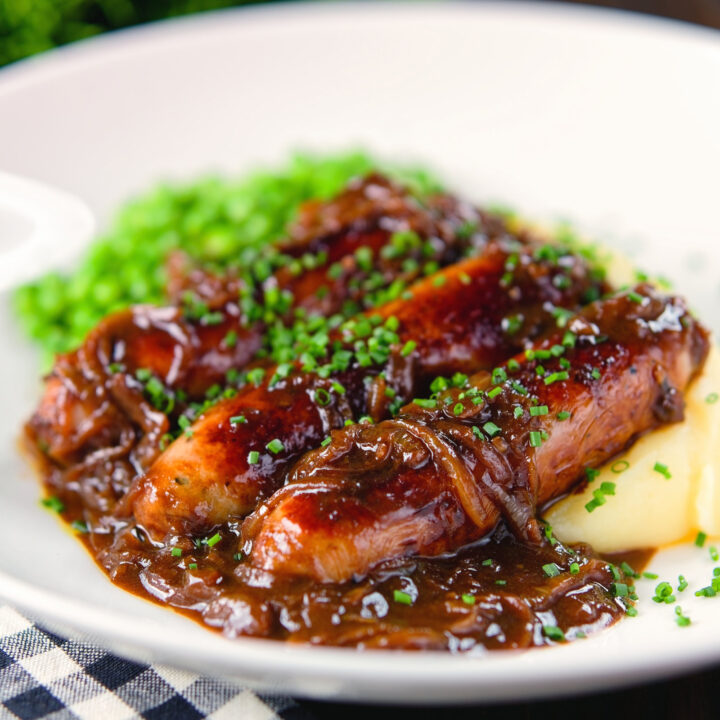 Devilled pork sausages in a devilled gravy served with mashed potatoes and peas.