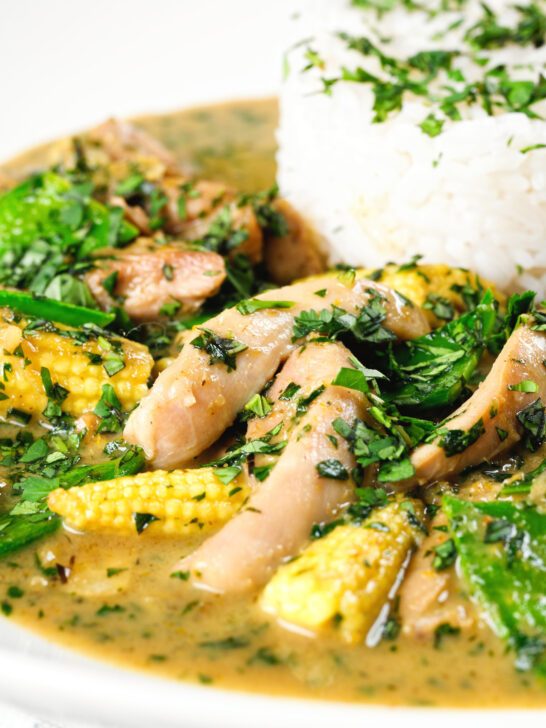 Close-up Thai green chicken curry with mangetout and baby corn.