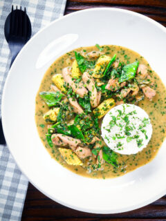 Overhead Thai green chicken curry with mangetout and baby corn.