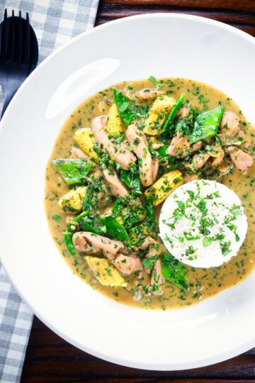 Overhead Thai green chicken curry with mangetout and baby corn.