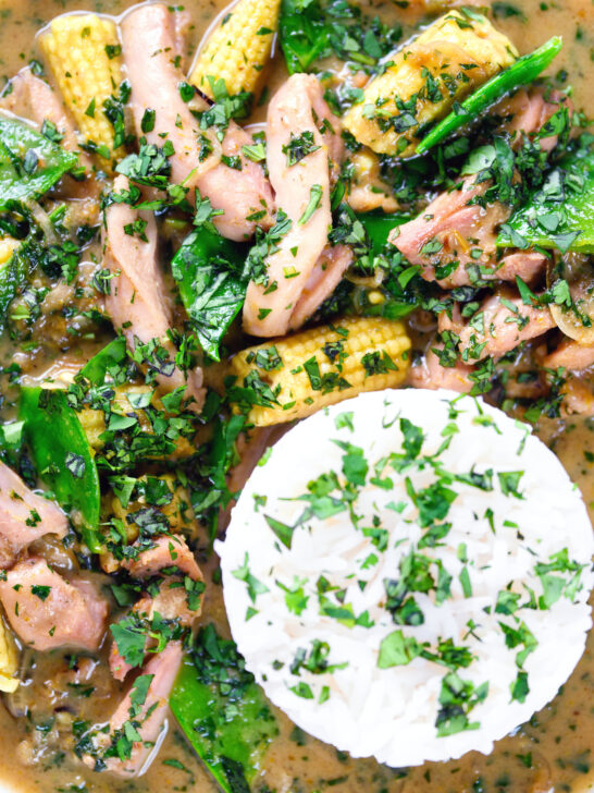 Overhead close-up Thai green chicken curry with mangetout and baby corn.