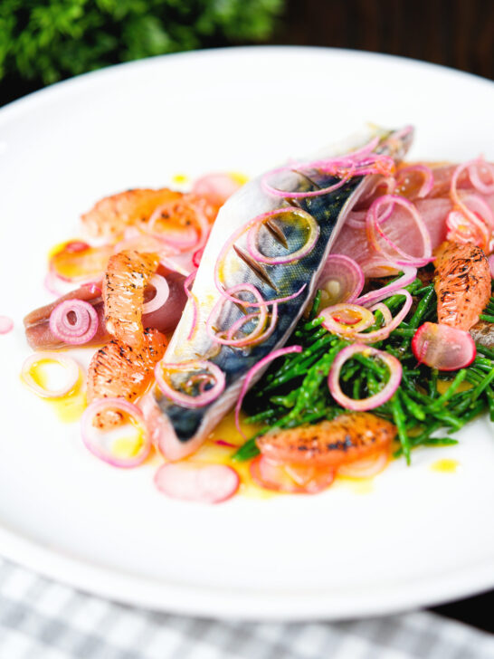 Salt cured mackerel fillet salad with grapefruit, samphire and toasted rye bread.