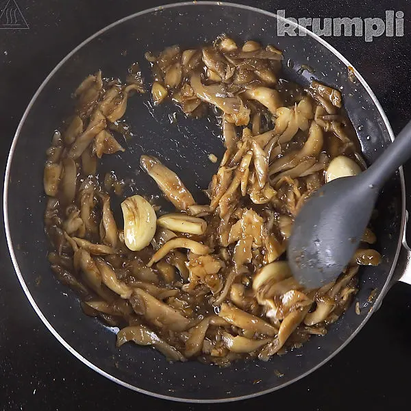 Chicken Chasseur process shots 10 of 16