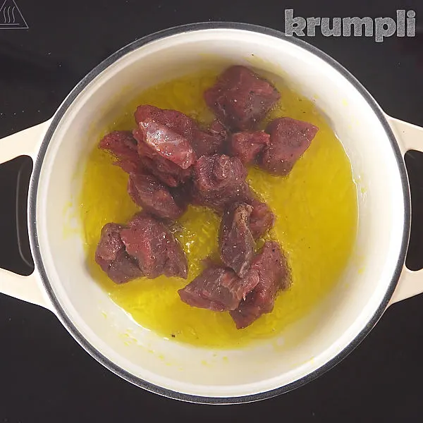 Kokkinisto Greek Beef Stew process shots 1 of 14