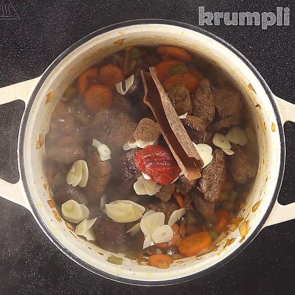 Kokkinisto Greek Beef Stew process shots 5 of 14
