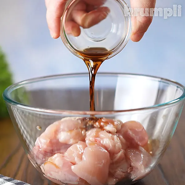 Vietnamese Caramel Chicken process shots 1 of 16