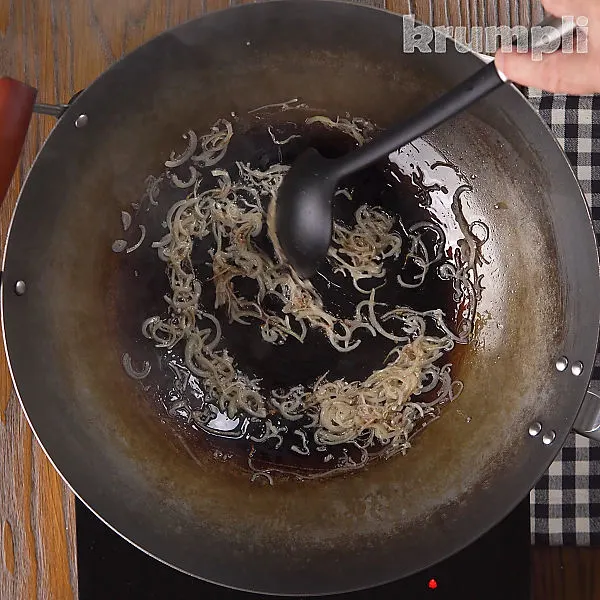 Vietnamese Caramel Chicken process shots 10 of 16