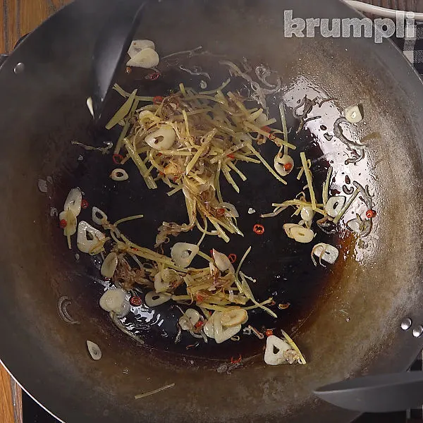 Vietnamese Caramel Chicken process shots 12 of 16