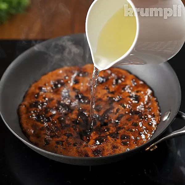 Vietnamese Caramel Chicken process shots 5 of 16