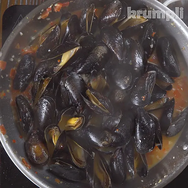 Pasta with Mussels process shots 10 of 12