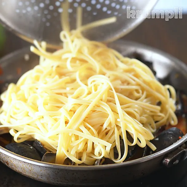 Pasta with Mussels process shots 11 of 12