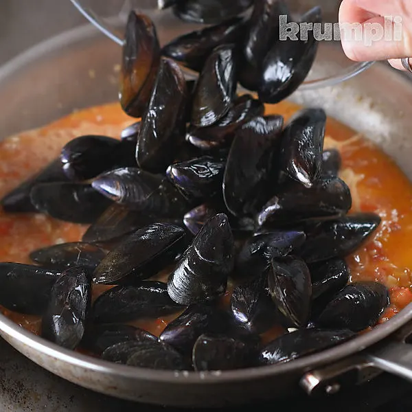 Pasta with Mussels process shots 8 of 12