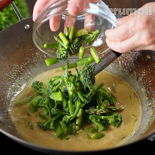 Green thai tofu curry process shots 15 of 20