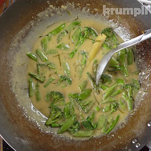 Green thai tofu curry process shots 16 of 20