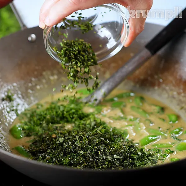 Green thai tofu curry process shots 17 of 20
