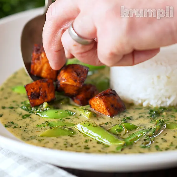 Green thai tofu curry process shots 19 of 20