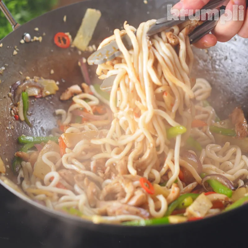 Sweet Chilli Chicken Noodles process shot 6 of 7
