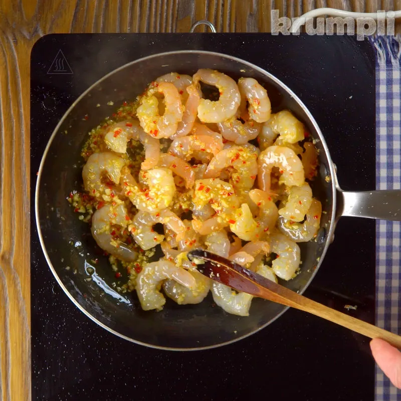 Camarao à Guilho process shot 3 of 5