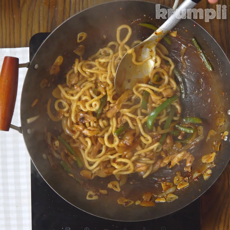 Garlic Chicken Noodles Process Shot 5 of 5