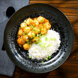 Hong Kong style fish ball (cuttlefish) curry with rice and spring onions.